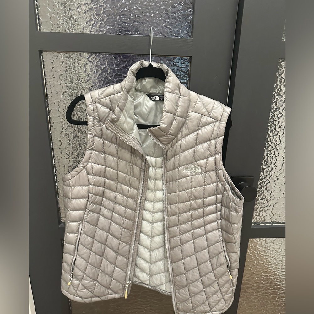 The North Face Quilted Puffer Vest Gray Women’s Size L Lightweight Insulated
